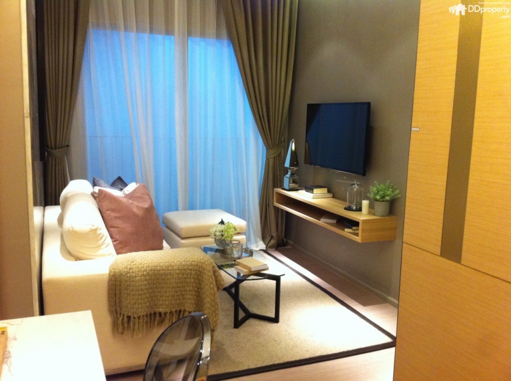 ถัดจากโซนทานข้าวจะเป็นโซนนั่งเล่นซึ่งอยู่เข้าไปด้านในของตัวห้องให้ความรู้สึกค่อนข้างเป็นส่วนตัว