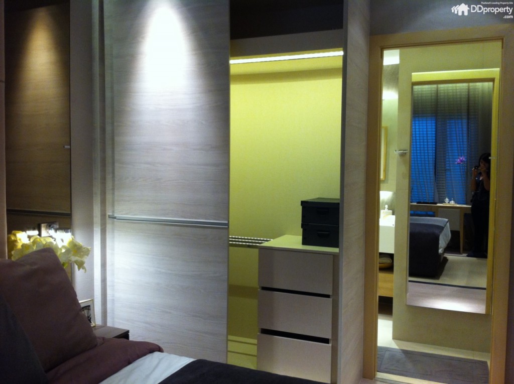 โครงการบิลท์อินตู้เสื้อผ้าให้ด้วย ด้านข้างของตู้เสื้อผ้าเป็นทางเข้าไปยังห้องน้ำ