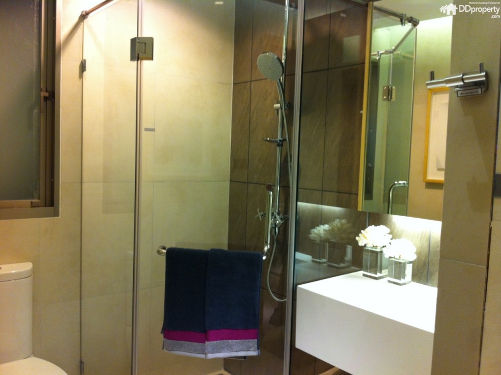 ภายในห้องน้ำค่อนข้างกว้างแยกโซนเปียก-แห้งด้วยบานเปิดกระจกรูป 6 เหลี่ยม