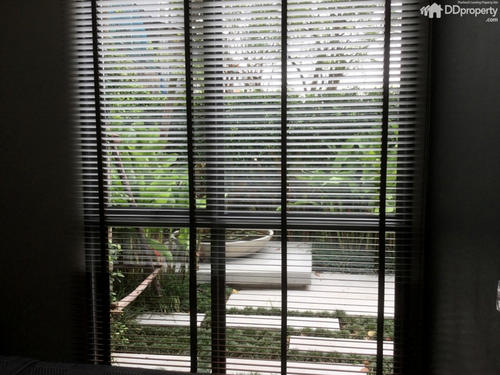 ห้องนอนใหญ่ที่มาพร้อมตู้เสื้อผ้าและหน้าต่างโปร่งสบาย