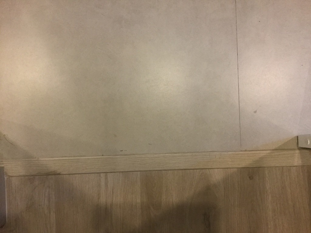 พื้นลามิเนตบริเวณห้องนั่งเล่นและห้องนอน