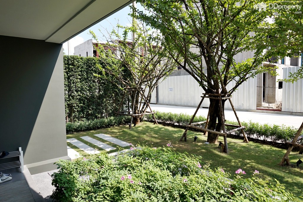 บริเวณหน้าบ้านพื้นที่ประมาณ 5 เมตร (รถจอด 2 คัน ทางโครงการให้เป็นพื้นที่เปล่า)