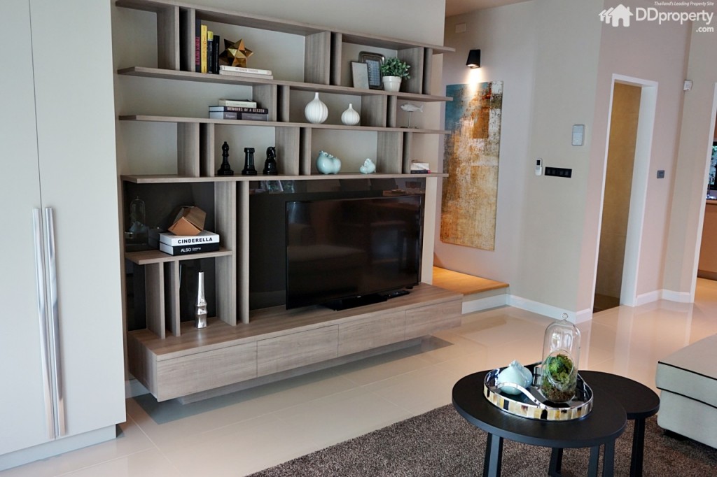 ทางโครงการขึ้นงาน built-in ให้เป็นไอเดียสำหรับแต่งห้องนั่งเล่น ขนาดทีวีที่เหมาะสมกับขนาดของพื้นที่ห้องนั่งเล่นคือ 43 นิ้วขึ้นไป