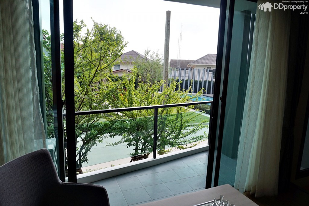 เมื่อเปิดออกมาจะเจอระเบียง (กว้างประมาณ 4 เมตร)