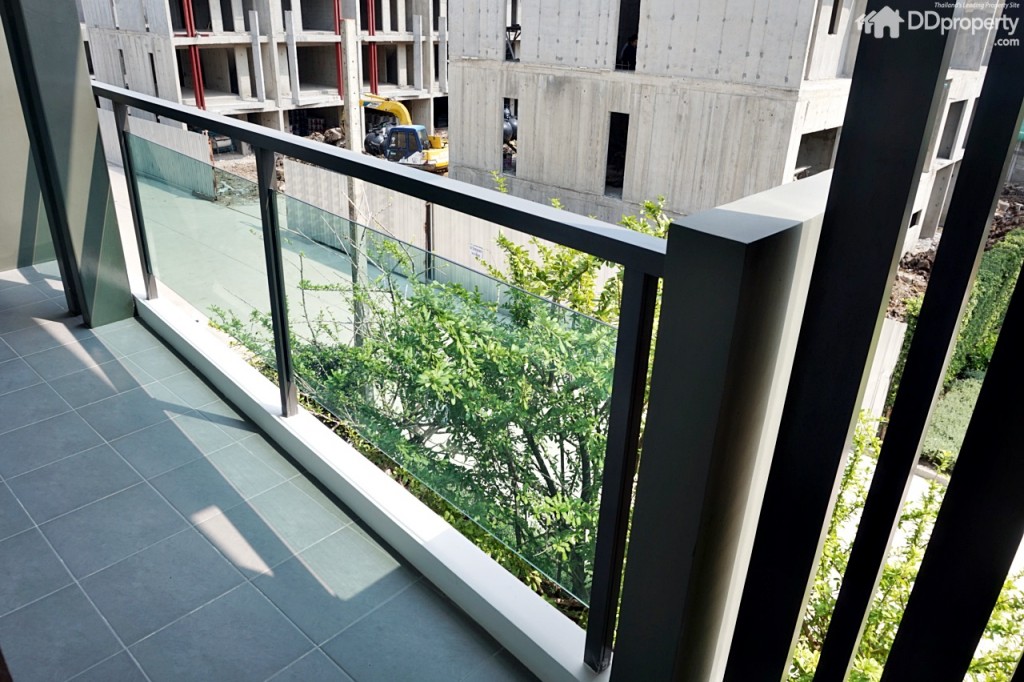 ระเบียงขนาดเดียวกับชั้น 2 (4 เมตร)