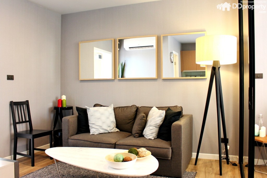 ห้องนั่งเล่นกว้าง 2.9 x 3.25 เมตร