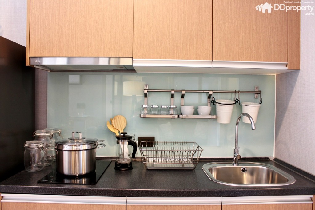 วัสดุ Glass color coated หน้าบาน High Pressure Laminate อ่างล้างจาน, เตาไฟฟ้า, เครื่องดูดควัน Teka หรือเทียบเท่า