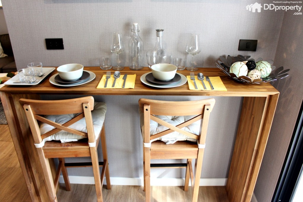 โต๊ะอาหารที่ออกแบบมาพิเศษที่นำมาใช้ตกแต่งในห้องตัวอย่าง