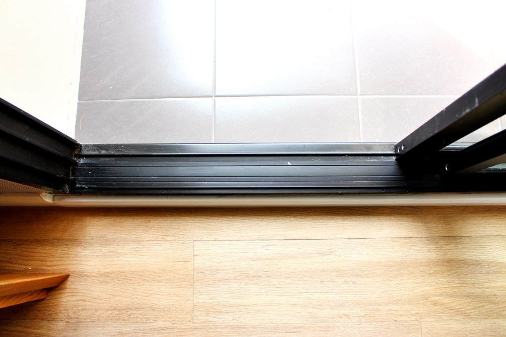 ระเบียงปูพื้นกระเบื้อง ขนาด 30x30 ซม.