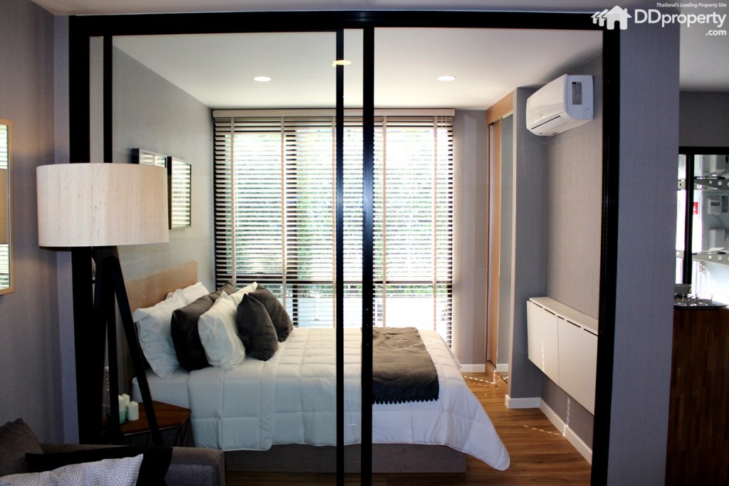 บาน wood composite, สูง 200 ซม. กว้าง 80 ซม. หรือ บานเลื่อนอลูมิเนียม กระจกใส (เฉพาะบางยูนิต