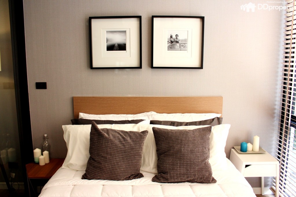 เตียง ขนาด 5 ฟุต หัวเตียงกรุผิว High Pressure Laminate มีช่องเก็บของปลายเตียง