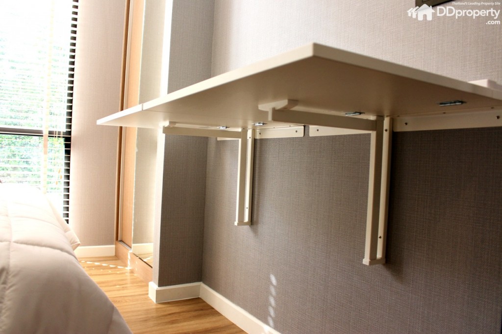 ชั้นว่างทีวีบิลท์อินแบบลอยตัว สามารถพับเก็บได้