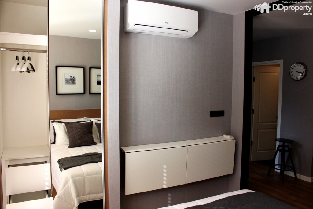 ตู้เสื้อผ้า Built-in ตู้เสื้อผ้าและอุปกรณ์ใช้สอย บานประตูกรุผิว High Pressure Laminate และกระจกเงา