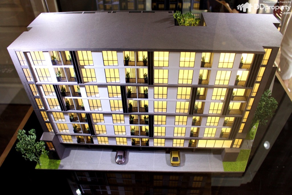 มุมมองทางทิศตะวันตกเป็นด้านหลังของโครงการ