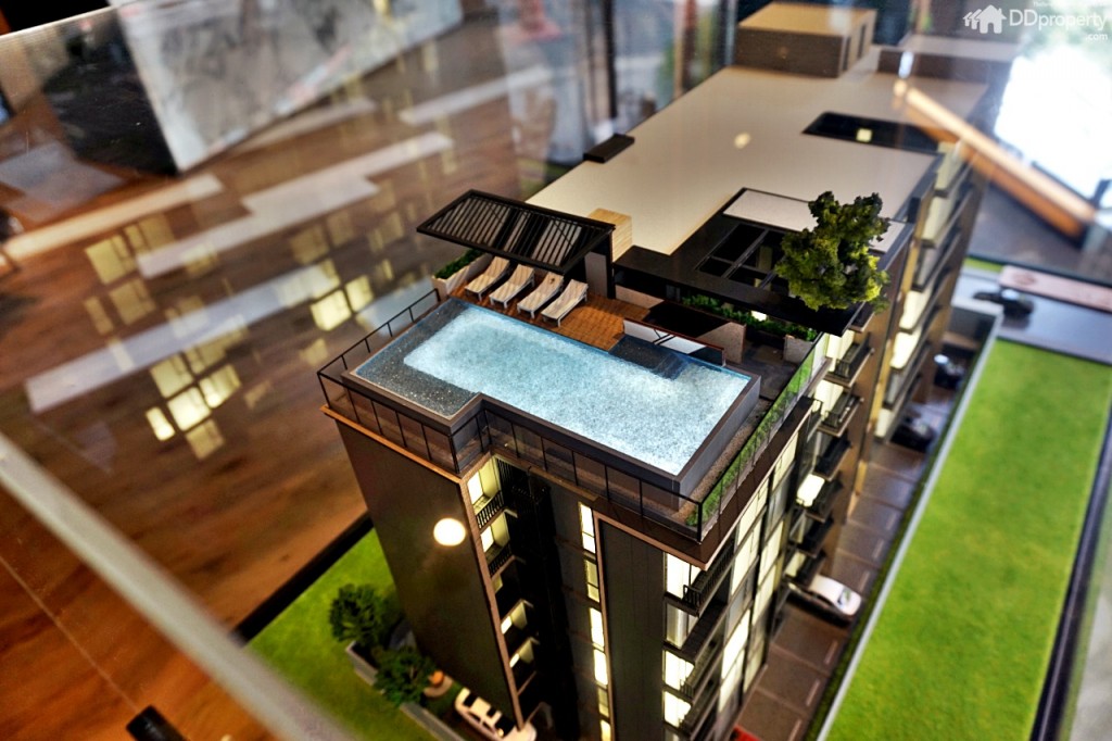 ส่วนกลางชั้นดาดฟ้า: สระว่ายน้ำ