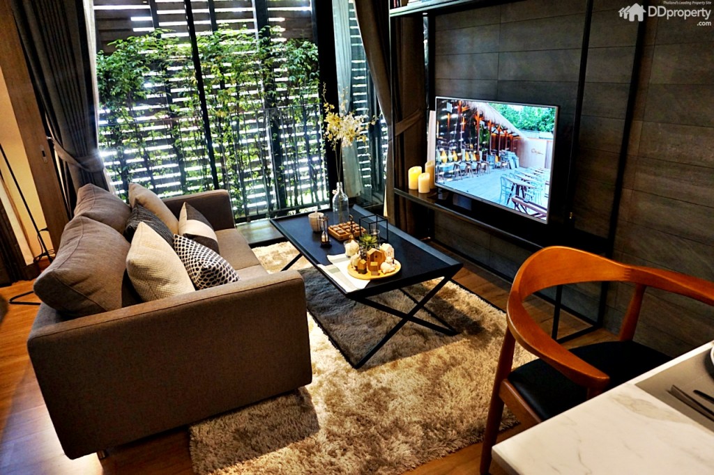 ถัดมาจะเป็นส่วนของ living room (โซฟาโครงการแถม)