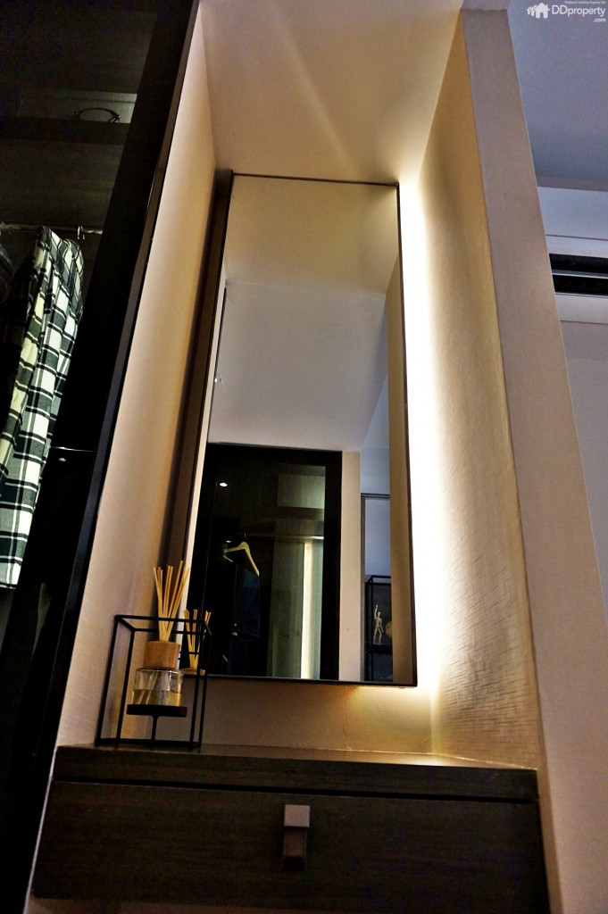 โต๊ะเครื่องแป้งและกระจกโครงการแถม