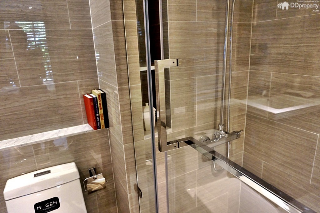 กระจกกั้นโซนเปียกและแห้ง