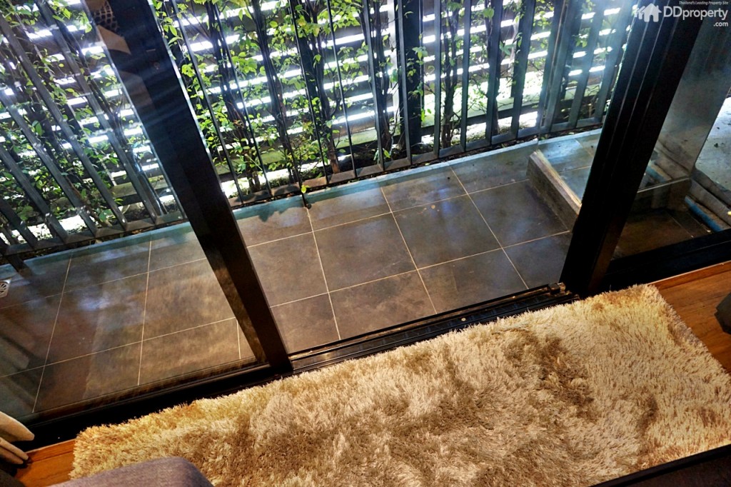  ระเบียงส่วนตัวที่มีให้ทุกยูนิต  (ความกว้างประมาณ 2.4 เมตร) 