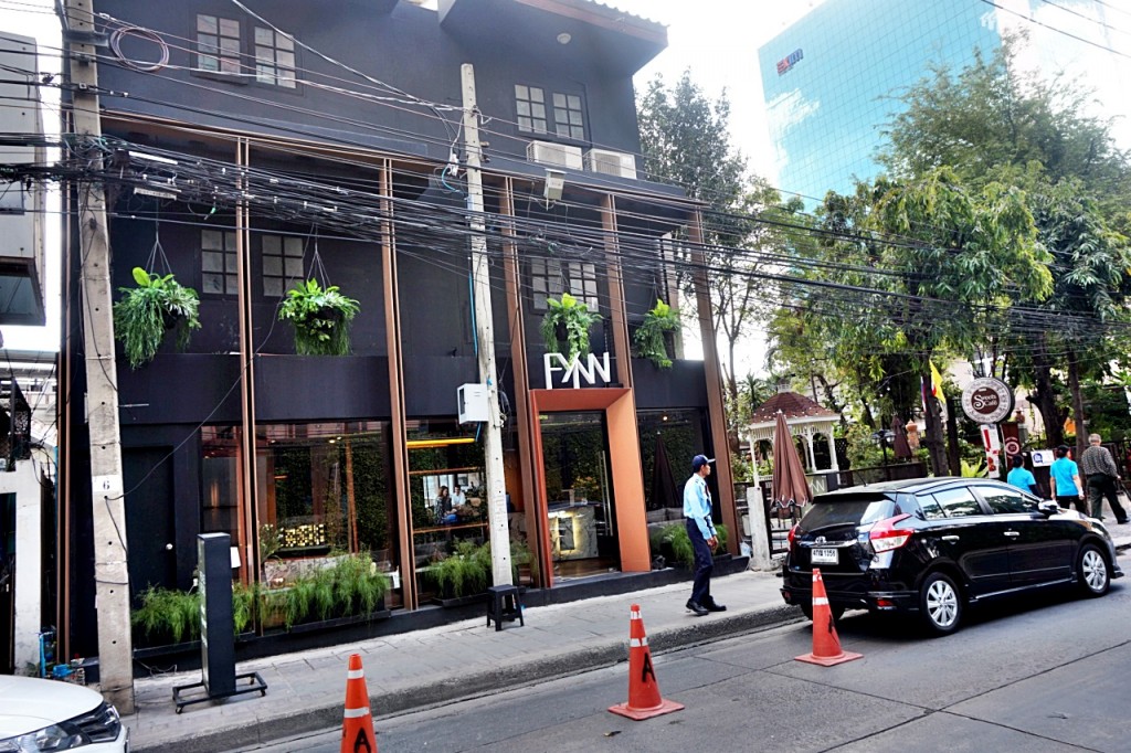  เมื่อเดินทะลุซอยออกมาเดินไปทางทิศตะวันตกประมาณ 100 เมตรจะเจอกับสำนักงานขาย 