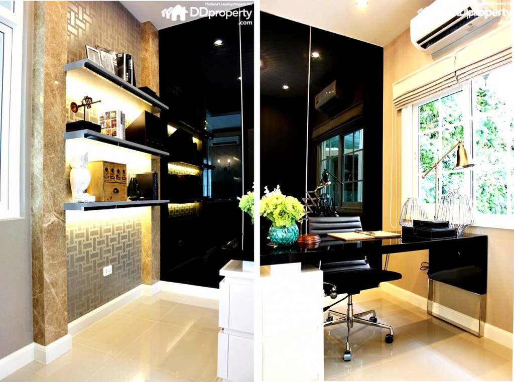 ห้องอเนกประสงค์ของบ้านตัวอย่างทางโครงการจัดให้เป็นห้องทำงาน