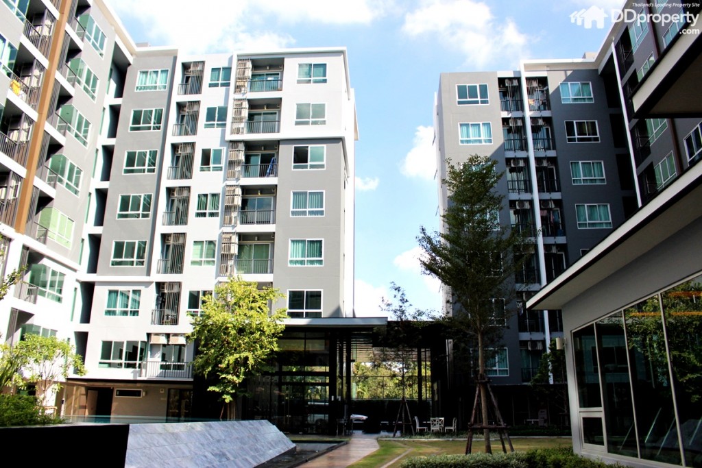 พื้นที่สวนที่ตั้งอยู่ใจกลางของทั้ง 2 อาคาร