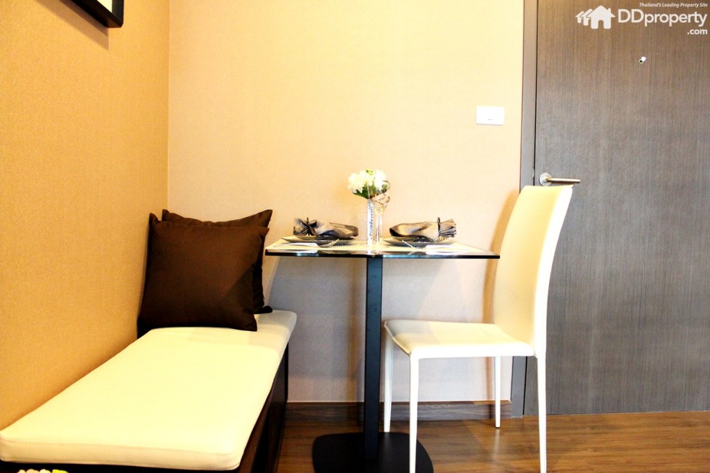 โต๊ะรับประทานอาหารอยู่ด้านขาวมือทางเข้า