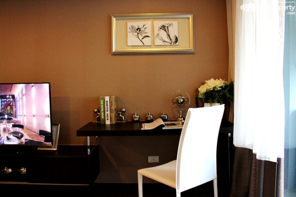 โต๊ะทำงานบิลท์อิน ต่อกับชั้นวางทีวีแบบติดผนัง