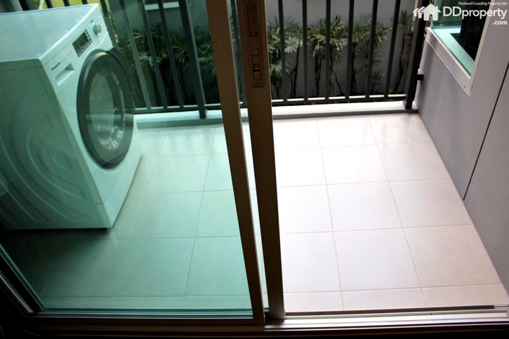 ระเบียงขนาด 1.5 x 2 เมตร โดยประมาณ