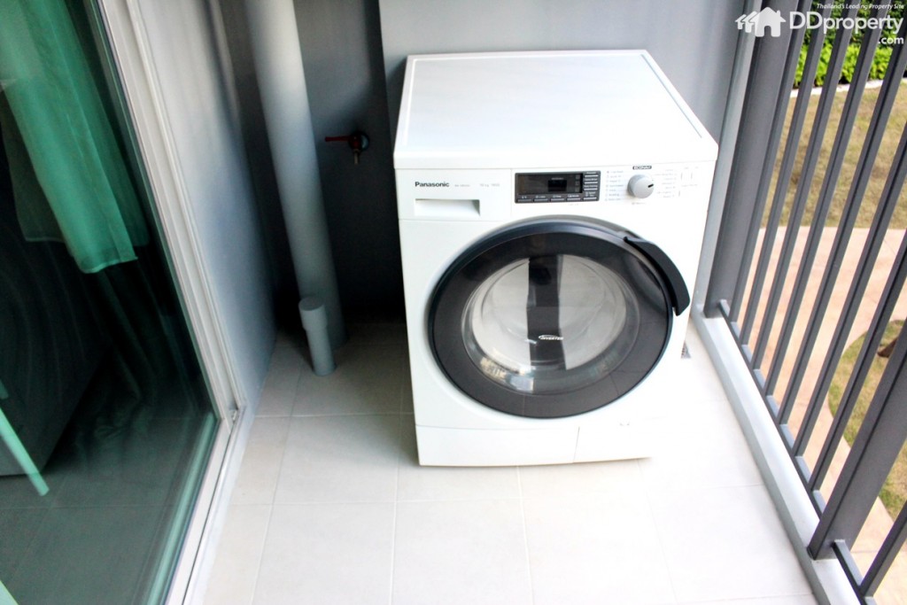 มีพื้นที่วางเครื่องซักผ้าพร้อมระบบรับรองทั้งปั๊กไฟและระบบระบายน้ำ