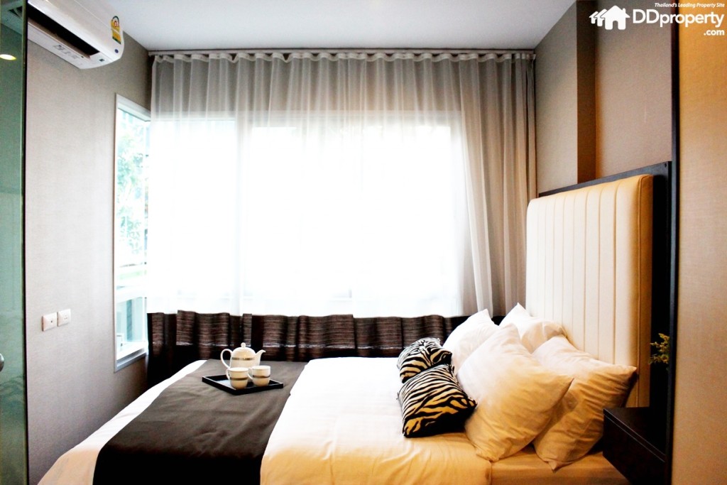 ความสูงจากพื้นถึงเพดานห้องอยู่ที่ประมาณ 2.5 เมตร