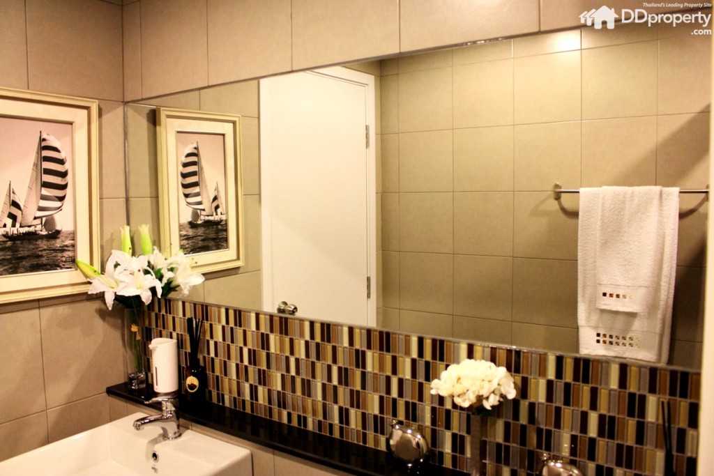 กระจกยาวเต็มผนัง