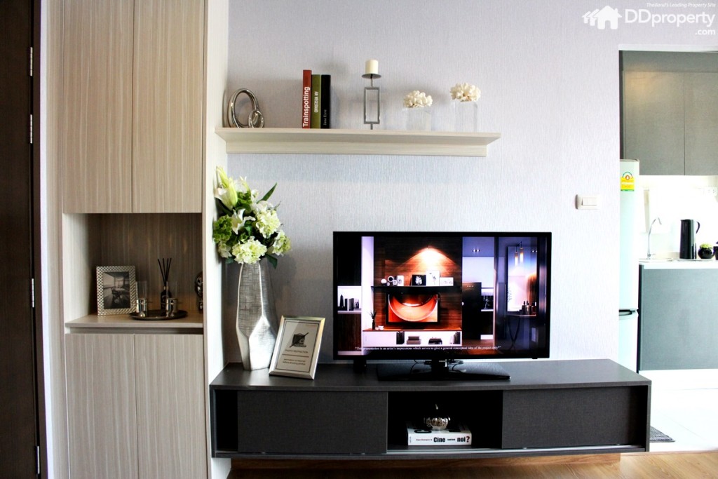 พื้นที่ด้านขาวมือทางเข้าเป็นตู้เก็บของและชั้นวางทีวีบิลท์อินแบบลอยตัว