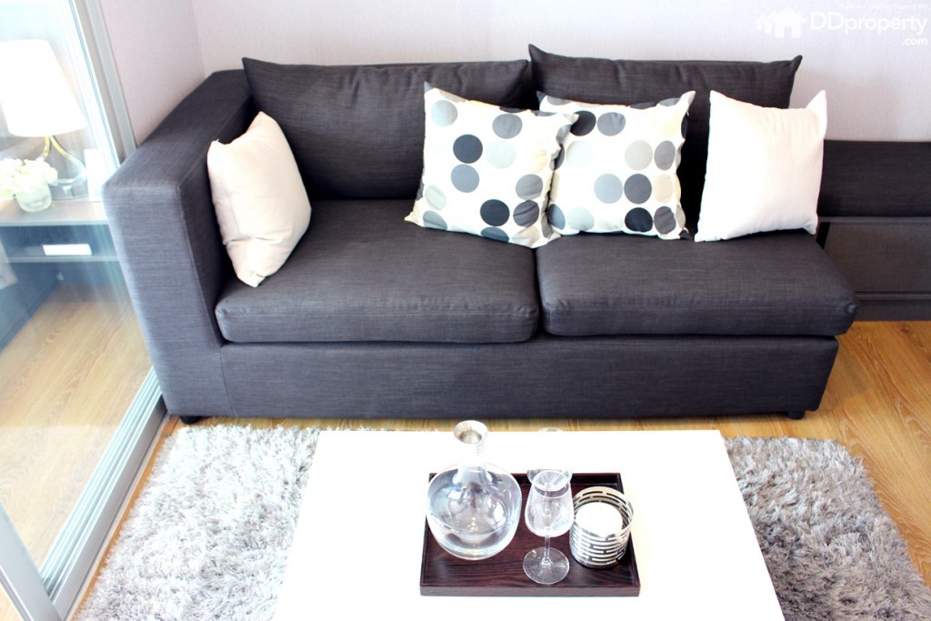 โซฟาที่แถมมากับห้อง