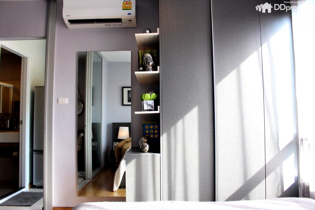 ตู้เสื้อผ้าแบบบิลท์อินเต็มพื้นที่ผนังห้อง