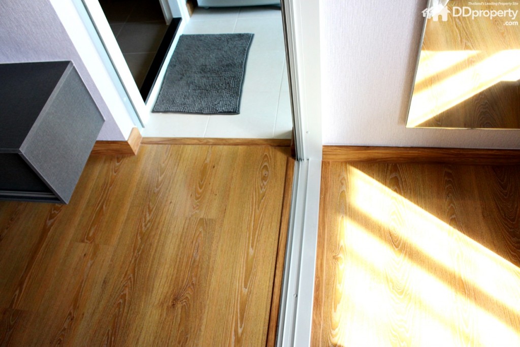 พื้นห้องนอนและห้องนั่งเล่นเป็นลามิเนตหนา 8 มม.