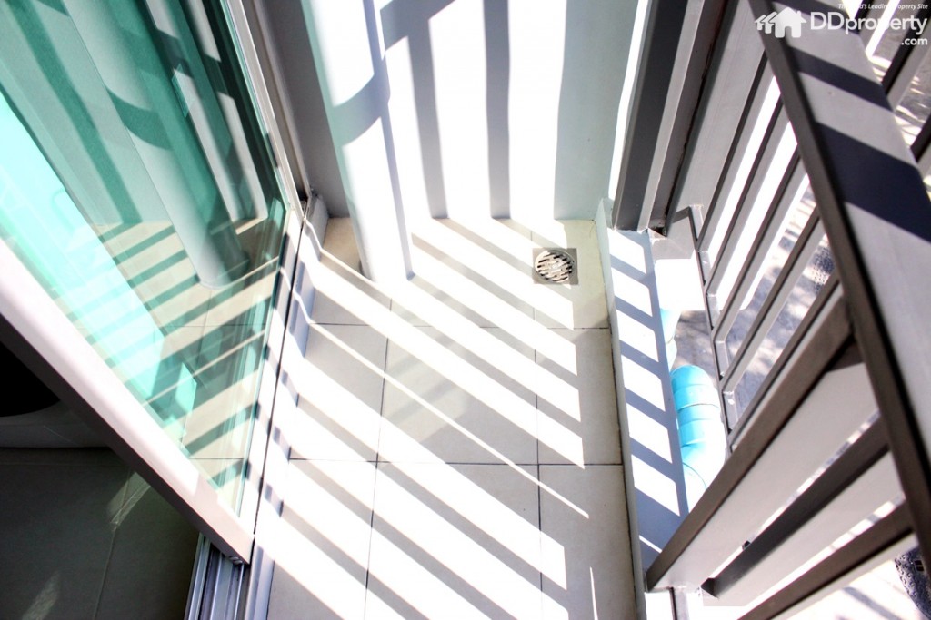 ระเบียงมีฉากกั้น สำหรับวางเครื่องซักผ้า