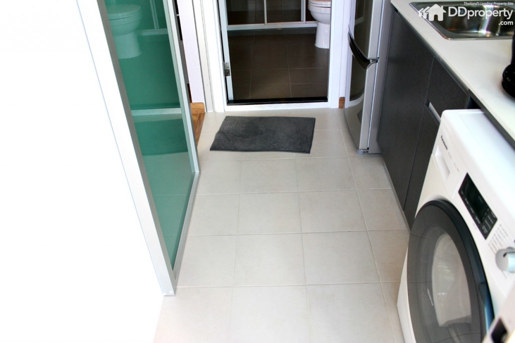 พื้นห้อครัวและห้องน้ำเป็นกระเบื้องเซรามิก