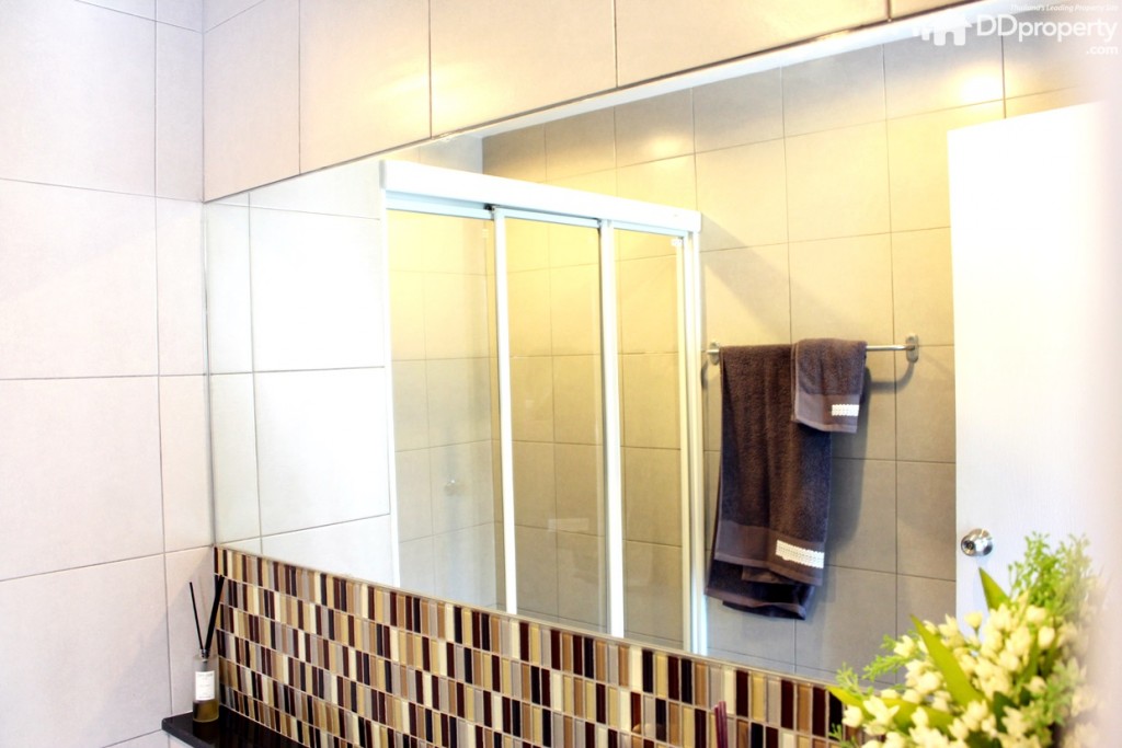 กระจกห้องน้ำยาวเต็มพื้นที่ ผนังปูกระเบื้องโมเสค