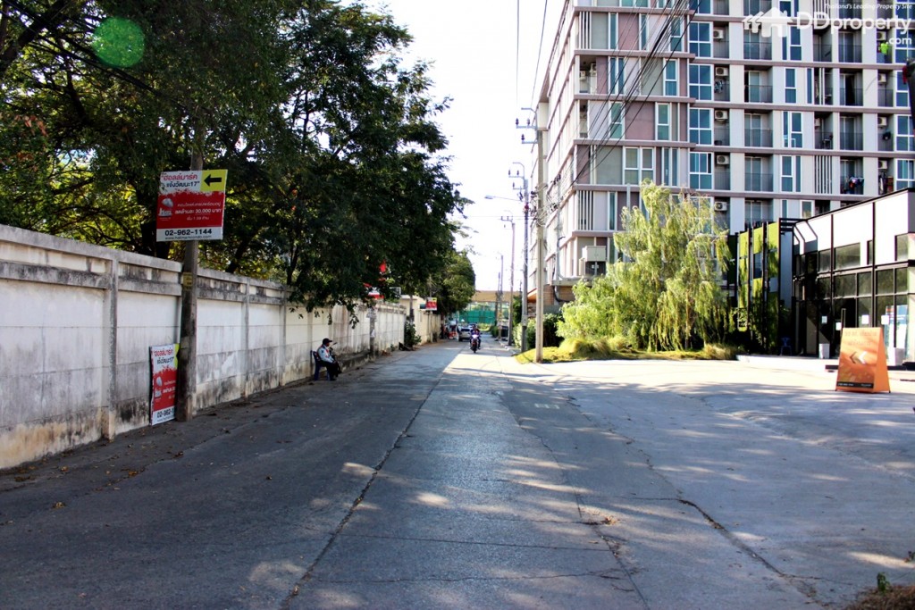 ตรงไปอีกประมาณ 100 เมตร ถึงหน้าโครงการอยู่ทางซ้ายมือ