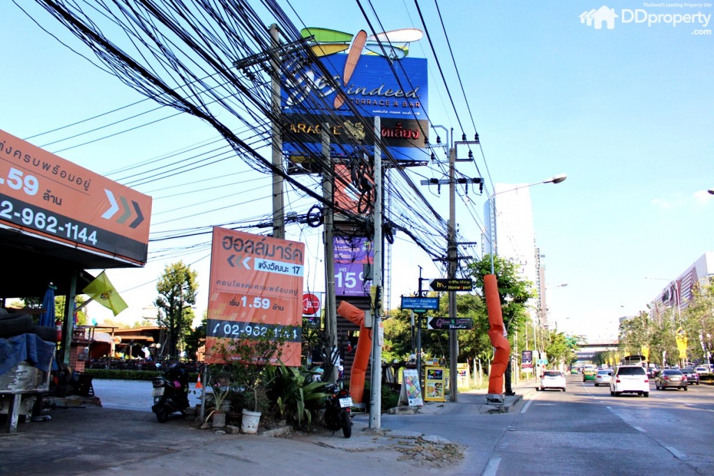 จุดสังเกตด้านหน้าทางเข้าโครงการ กับป้ายร้าน Yes! Indeed Terrace & Bar