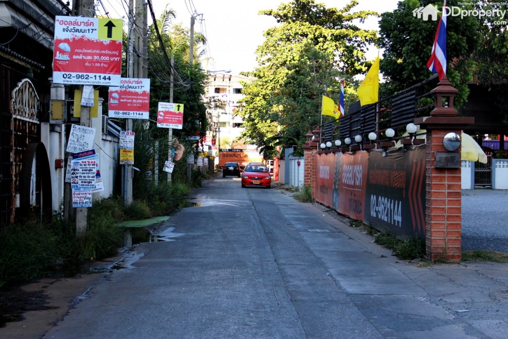 ถนนทางเข้าภายในซอย