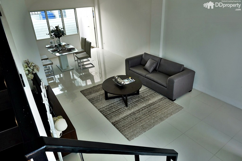 เดินขึ้นชั้นลอยกันเลย