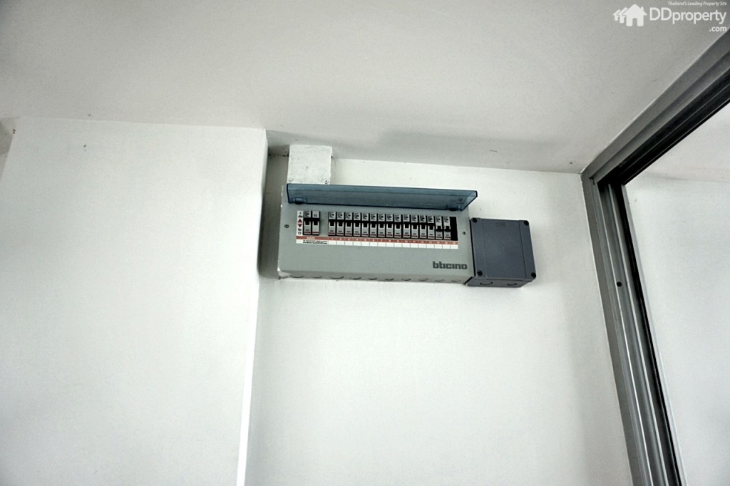 แผงควบคุมระบบไฟในบ้านถูกติดไว้ที่ชั้นลอย