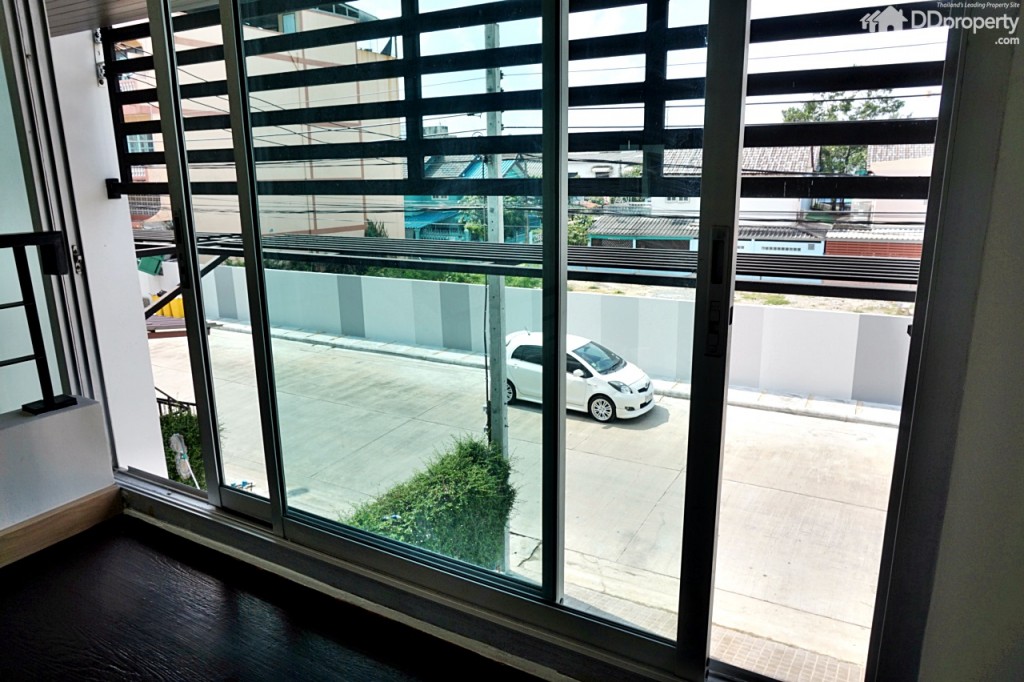 ตรงทางขึ้น-ลงจะมีกระจกช่วยเพิ่มความโปร่งให้กับบ้าน