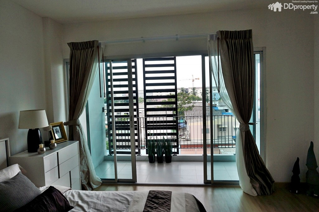 ขนาดห้องสามารถวางเตียงคิงไซส์ได้สบายๆ