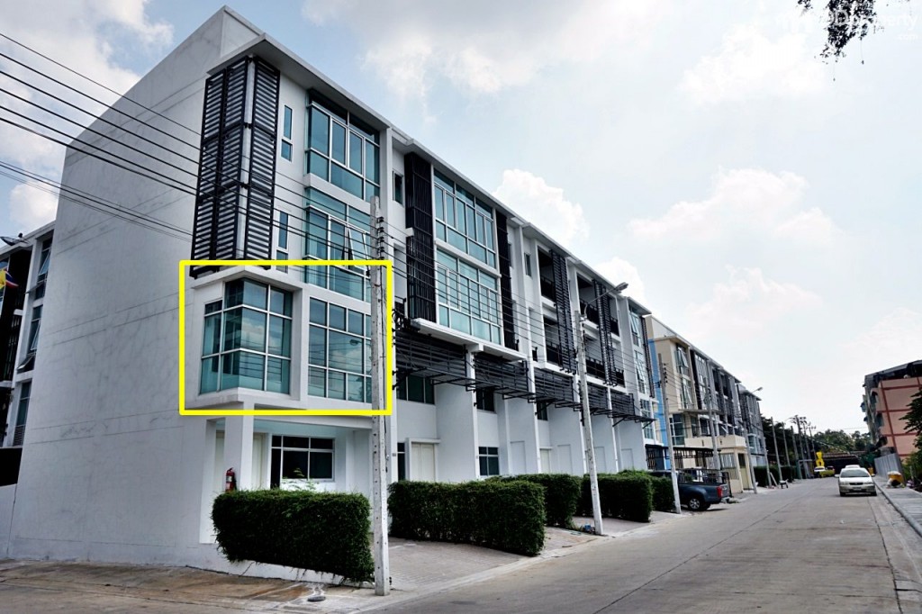 อย่างที่กล่าวไปบ้านหัวมุมจะมีพื้นที่ใช้สอยอเนกประสงค์ยื่นออกมาจากชั้นลอย