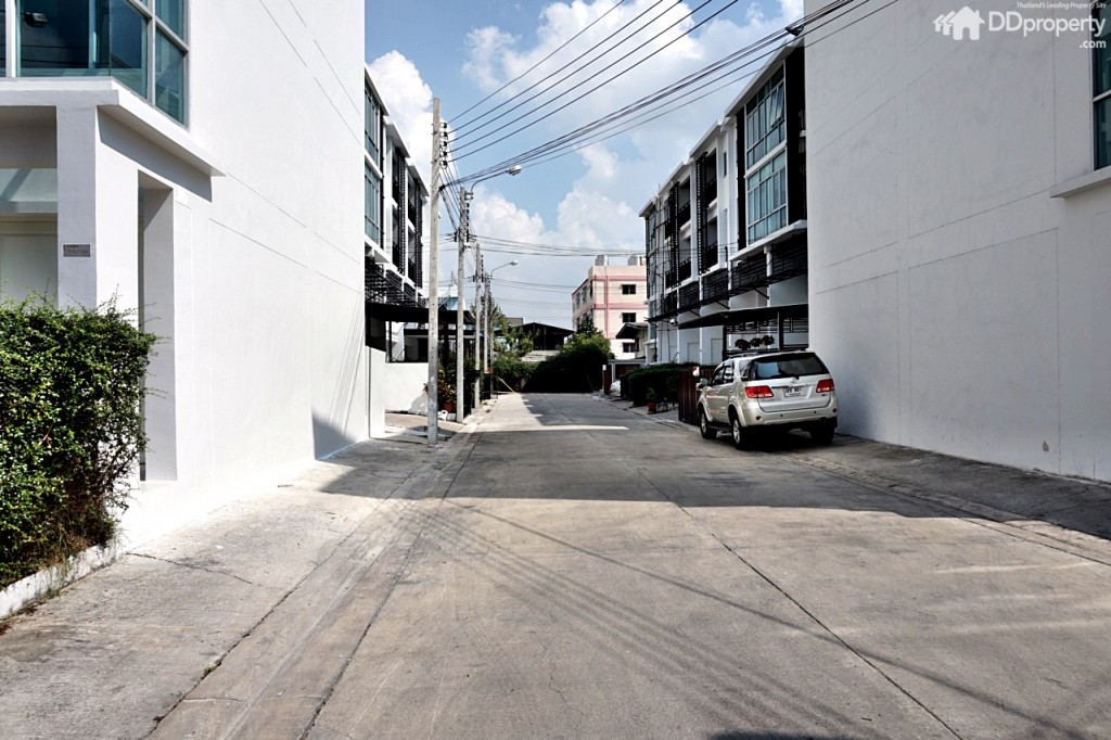 ถนนภายในหมู่บ้าน (กว้างประมาณ 12 เมตร)