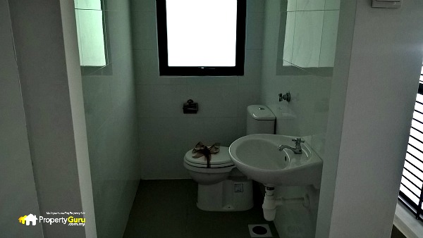 Molek Pine 4 3rd Bathroom next to Utility Room or 3rd Bedroom