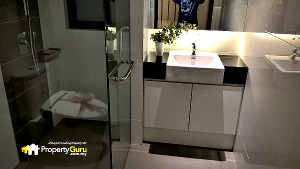 Molek Pine 4 Second Bathroom